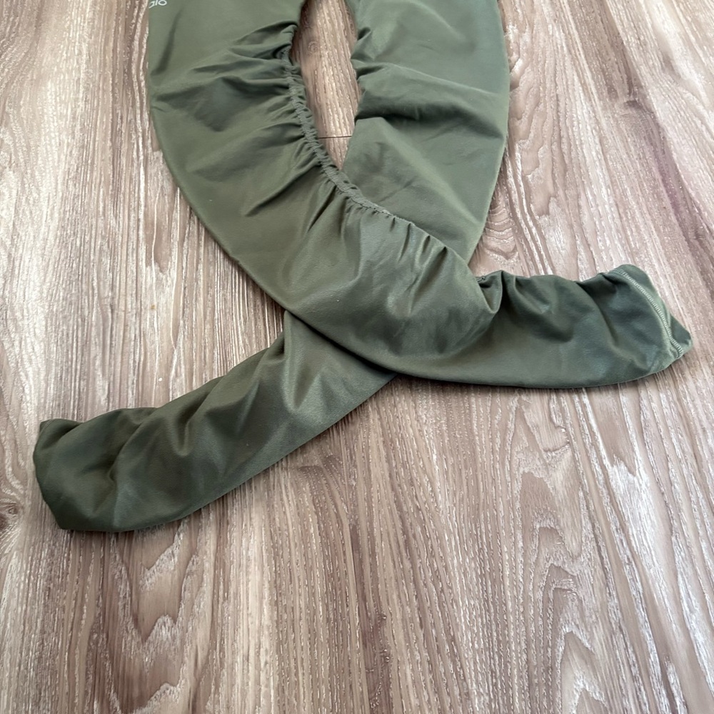 ALO YOGA IDOL LEGGING Color: Jungle Glossy: light green - Picture 7 of 13